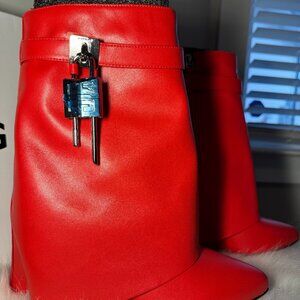 Shark Lock Leather Ankle Boots